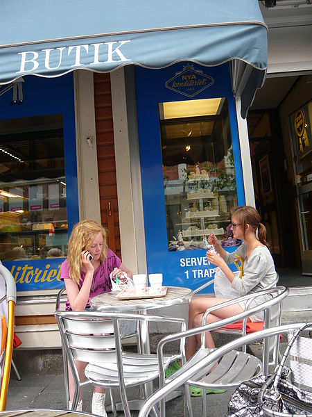 1920年代就開了的老店  窗裡是結婚蛋糕