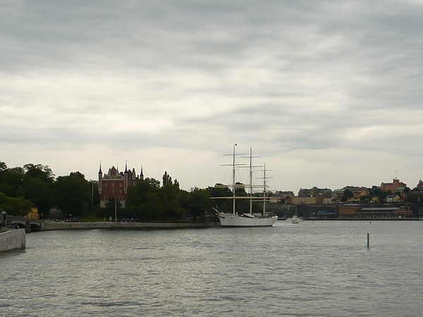 白色的船是一間YouthHostel喔