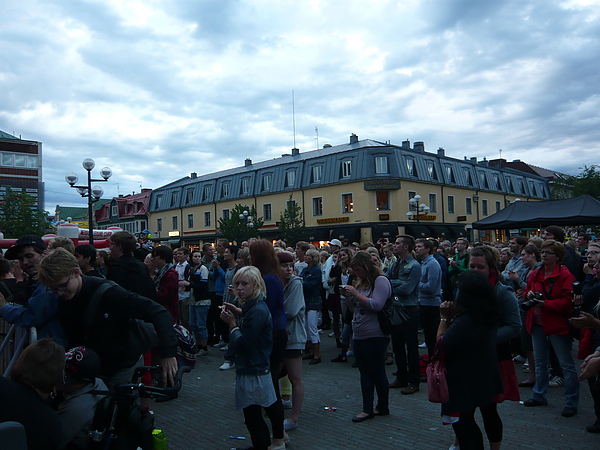 大家都圍過來看壓軸 這個band是從Umea發跡 紅遍全國