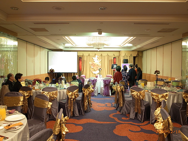 席開五桌  全是外婆外公兄弟姊妹與她們的子孫