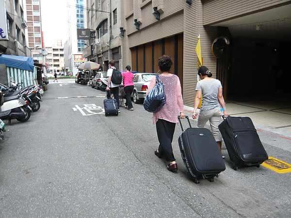 行李大隊  還要怡馨媽跟Lily來幫忙