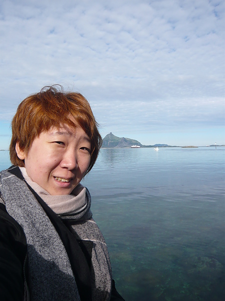 非常調皮的爬到海邊  以手測量海水溫度  應該不到十度吧...