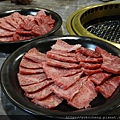 本部牧場，只有賣牛肉，牛肉的油花分布真均勻。這間也有優惠卷可以列印，打九折唷！