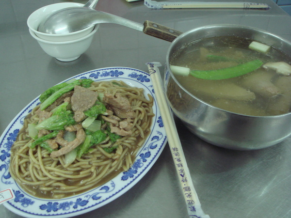 台灣沙茶-豬肉炒麵.豬肝湯