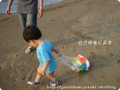 堅持自己拖玩具走，但又走沒兩步