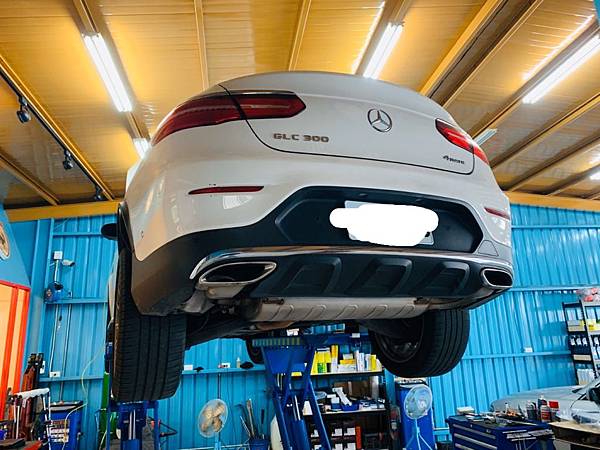 上圖為劉先生的愛車賓士GLC 300 Coupe,此次入廠的車款跟之前更換零件賓士的變速箱比較不一樣, 這款車搭配的是最新式 9G-Tronic 九速自排變速箱,更換變速箱濾網必須更換變速箱油底殼總成。 S__82984987.jpg