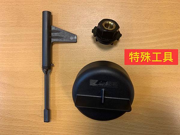 上圖為新型變速箱油更換的特殊工具,在洩油、量測油位及填充變速箱油都必須使用此特殊工具。 S__82984998.jpg