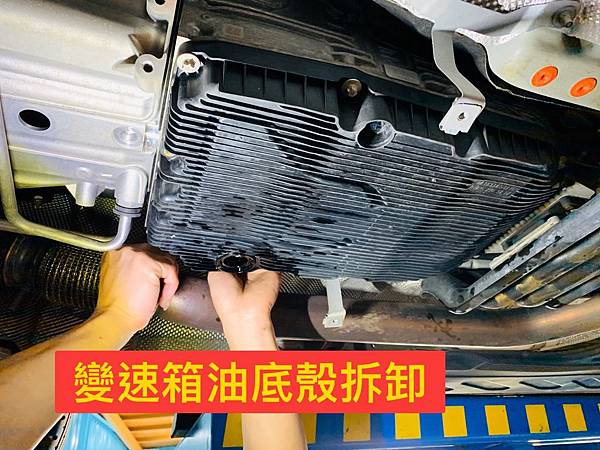 上圖為維修技師拆卸變速箱油底殼總成 S__82984990.jpg