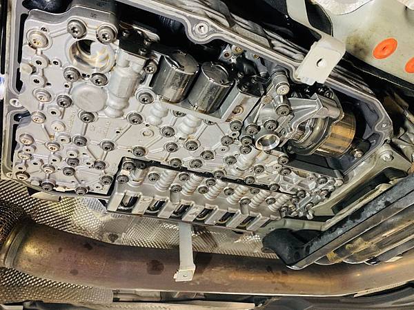 上圖為變速箱油底殼卸下後必須清潔油底殼接觸面,如果接觸面有油漬殘留,可能會造成變速箱油滲漏。 S__82984993.jpg