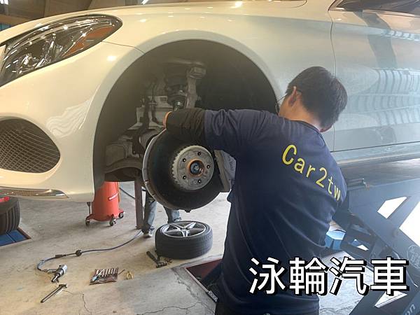 車輛行駛中,腳踩刹車下去時,方向盤莫名的會抖動起來, 低速刹車時也感覺一下鬆一下緊,讓車主們忍不住想到是不是有零件壞了呢或要回保養廠檢查維修等麻煩。 千萬不要被看似麻煩的狀況給嚇到囉,刹車抖動其實是個重要信號,它在告訴你:你的刹車盤變形了。 泳輪汽車提醒車主們如果發現有故障警示出現請和專業汽車維修廠聯繫, 讓專業的汽車維修技師幫你檢查車況喔 點擊這前往泳輪汽車LINE中預約 S__88408100.jpg