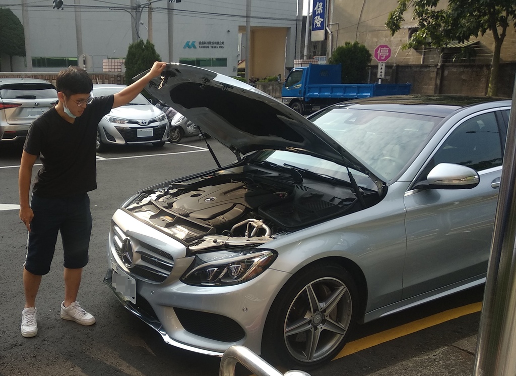 汽車的引擎機油、變速箱油、煞車油、動力方向機油、汽油，水箱水、電瓶水、雨刷水都需要做檢查看看是否要更換或者是添加，  平時也可以自己打開引擎蓋來做檢查水箱水、電瓶水、雨刷水做一些簡單的維護。  如果讓你對自己的車輛在維修保養上有想要諮詢的歡迎加入泳輪汽車LINE中來做詢問喔 新竹泳輪汽車是一家專業賓士汽車維修保養廠，備有原廠電腦故障診斷各式問題，    歡迎有賓士、BMW保養維修相關問題來泳輪汽車諮詢 泳輪汽車在新竹科學園區及工研院附近 您可以在google地圖輸入泳輪汽車將會為您導航至 位在新竹的泳輪汽車!  地址: 新竹縣竹東鎮光明路556巷2號 電話:(03)583-7361