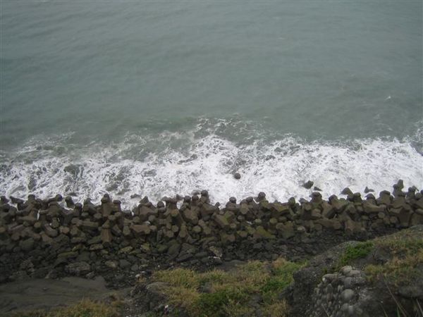 消波塊也變成海岸不可缺的風景了....