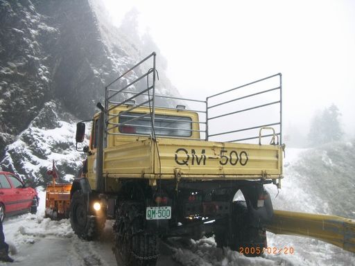 鏟雪車正在鏟雪