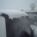 連車頂上都積雪了