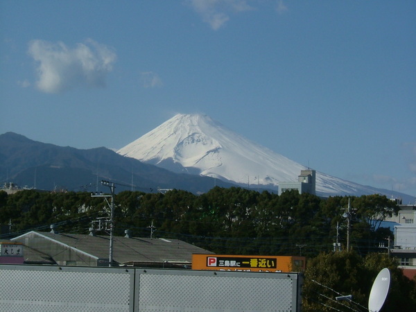 三島新幹線車站上的富士山風景