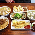 2012.01.08 我跟吳仔仔把小吃點成大餐! 太美味了!!!