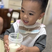 《小奶怪出沒!自己抱著配方要我泡奶的超萌日常》