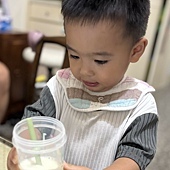 《小奶怪出沒!自己抱著配方要我泡奶的超萌日常》