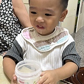 《小奶怪出沒!自己抱著配方要我泡奶的超萌日常》