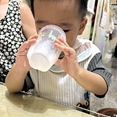 《小奶怪出沒!自己抱著配方要我泡奶的超萌日常》