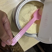 《小奶怪出沒!自己抱著配方要我泡奶的超萌日常》