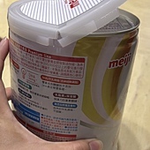 《小奶怪出沒!自己抱著配方要我泡奶的超萌日常》