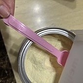 《小奶怪出沒!自己抱著配方要我泡奶的超萌日常》