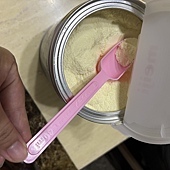 《小奶怪出沒!自己抱著配方要我泡奶的超萌日常》