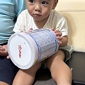 《小奶怪出沒!自己抱著配方要我泡奶的超萌日常》