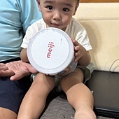 《小奶怪出沒!自己抱著配方要我泡奶的超萌日常》