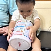 《小奶怪出沒!自己抱著配方要我泡奶的超萌日常》