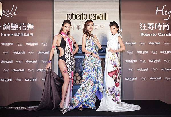 洋華居家美學舉行的「裸身時尚秀」大膽詮釋roberto cavalli home時尚精品寢具