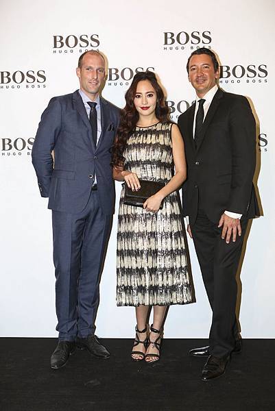 (左起)HUGO BOSS 台灣分公司總經理 Mr. Markus Fackler、關穎與HUGO BOSS 亞太區主席暨行政總裁 Dr.Gerrit Ruetzel