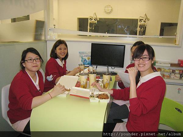 上課前診所提供便當飲料讓助理先用中餐1.jpg