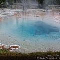 2014.08.04黃石公園的黑池。Black Pool，因為多年前溫度變化造成其中微生物菌種的改變，所顏色變成藍色，再不是名符其實的黑池了.jpg