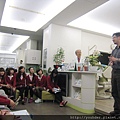 2015.01.05哲毓醫師對診所助理做年終Comend-1.JPG