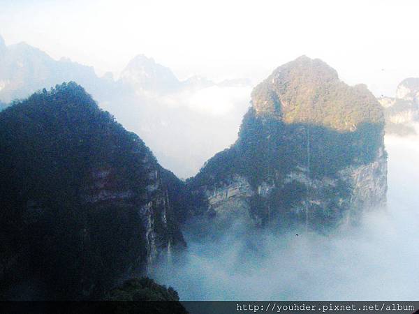 如潑墨畫的天門山沿途景觀--由覽車往外看。-1.jpg