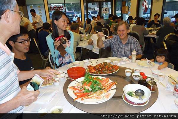 離開美國的那一天在橘縣的海鮮餐廳宴請路路全家。桌上那隻帝王蟹可是價值上萬。.jpg