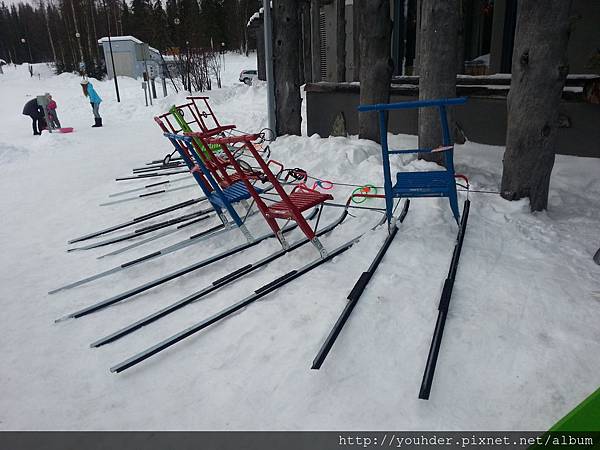 旅館附近有許多簡易的雪撬工具2015.02.20.jpg