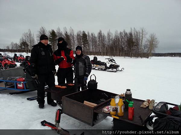 雪上摩托車及冰釣之旅--有提供熱莓汁和烤香腸，燿東2015.02.21.jpg