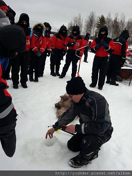 雪上摩托車及冰釣之旅--教練示範如和冰釣？2015.02.21-1.jpg