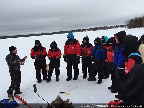 教練講解冰上釣魚2015.02.21.jpg
