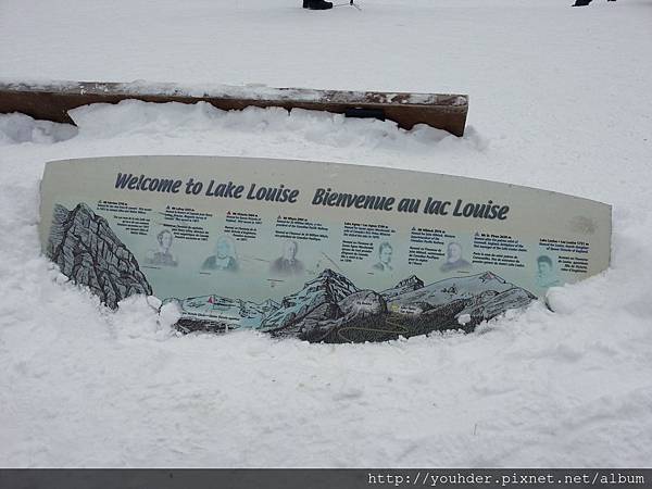 20160207_露意斯湖周遭冬日的雪景。湖面多數已經結冰，只剩這一小塊未結冰，我們多數是走在結冰的湖面上。-1.jpg