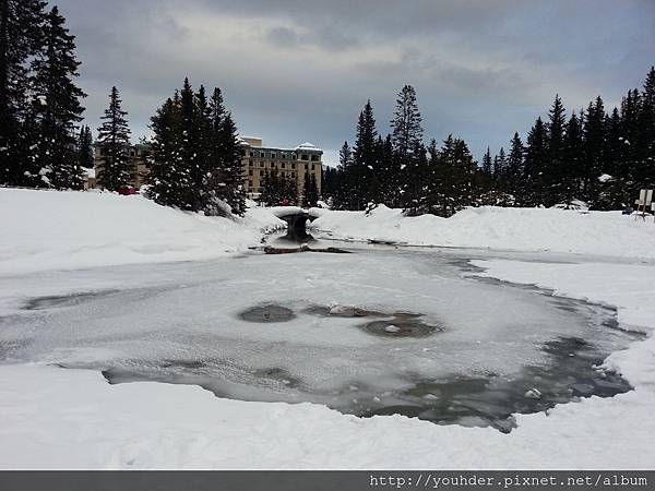 20160207_露意斯湖周遭冬日的雪景。湖面多數已經結冰，只剩這一小塊未結冰，我們多數是走在結冰的湖面上。.jpg