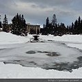 20160207_露意斯湖周遭冬日的雪景。湖面多數已經結冰，只剩這一小塊未結冰，我們多數是走在結冰的湖面上。.jpg