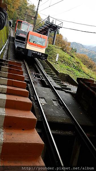 20171030_先由立山車站搭登山鐵道纜車到美女平。.jpg