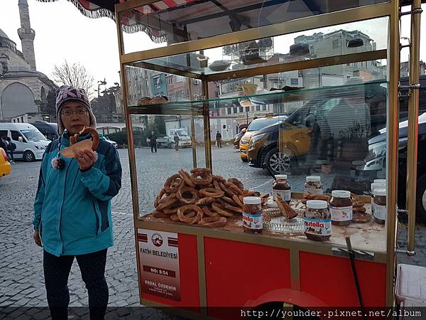 20180106_175046逛完喀帕爾有頂大市集將口袋最後的里拉買了土耳其傳統的圈圈餅.jpg