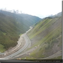 20180616_183240離開賽里木湖，往下個景點--果子溝。行車經過。10