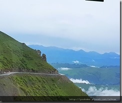 20180617_201733往巴音布魯克途中，翻山越嶺，一邊是山、一邊是斷崖。