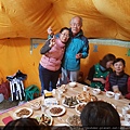 20180618_135930因為下雨，所以野餐改在蒙古包內進行，非常豐盛，恰逢端午節，還有可愛的小粽子。2.jpg